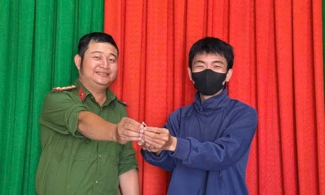 Công an phường Phú Thủy trao trả chiếc nhẫn kim cương cho người đánh rơi.