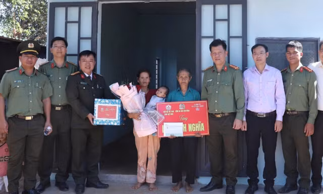 Người dân biên giới Lâm Đồng xúc động khi nhận được nhà trước thềm năm mới