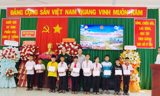 Học bổng hàng trăm triệu đồng trao tay học sinh vùng biên Lâm Đồng