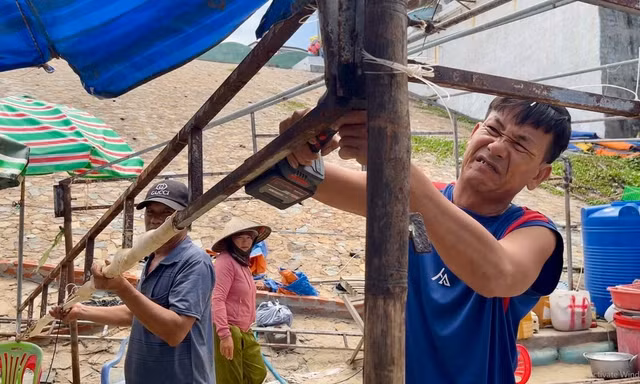Người dân Mũi Né tháo dỡ các công trình lấn kè biển.