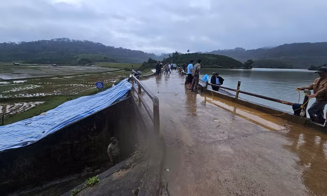Di dời khẩn cấp 70 hộ dân vì hồ thủy lợi chứa 1,3 triệu m³ nước có nguy cơ vỡ
