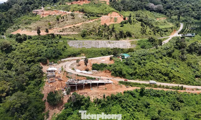 Một người tử vong nghi bị đá trên xe ben rơi trúng 