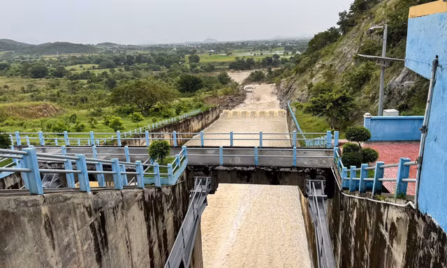 Nước vượt ngưỡng, hai hồ thuỷ lợi ở Lâm Đồng đồng loạt tăng xả