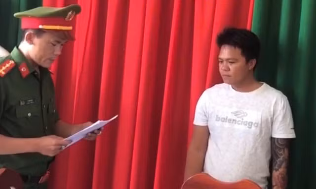 Khởi tố đối tượng tấn công công an khi bị nhắc tắt karaoke 