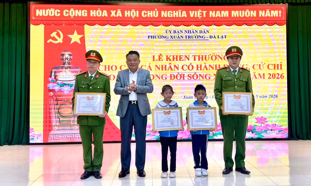 Lâm Đồng tặng giấy khen cán bộ công an, học sinh có nghĩa cử đẹp