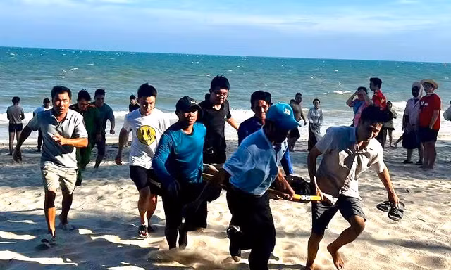 Hai anh em bị sóng biển cuốn ra xa, một người tử vong