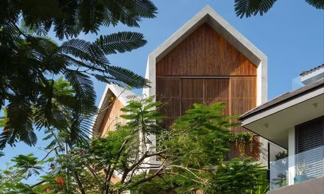 Nhà phố thiết kế với sân vườn và cây xanh ‘len lỏi’ vào từng không gian 