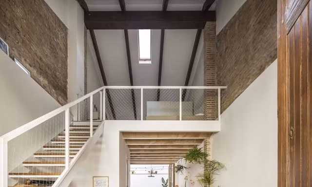 Nhà ống mở rộng công năng lên 100m2 nhờ gác lửng