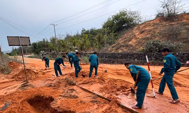 Lâm Đồng: Mưa lớn gây sạt lở đồi, đất đá tràn xuống đường ven biển