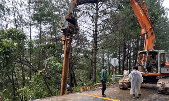 Khẩn cấp gia cố điểm sạt lở trên đèo Mimosa trong đêm