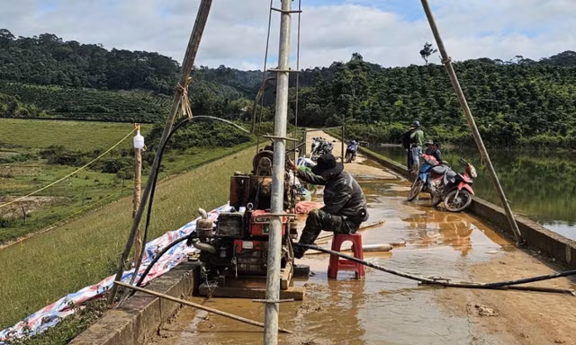 Bơm hoá chất chống thấm cứu hồ chứa bị nứt thân đập ở Lâm Đồng