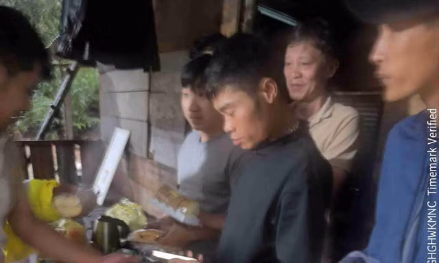 Tiếp cận được 20 người mắc kẹt trên đèo Khánh Lê
