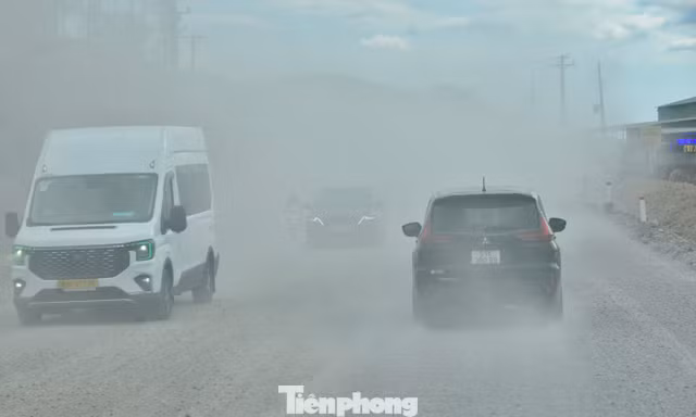 Quốc lộ 28B ở Lâm Đồng vẫn ngổn ngang, cư dân ven đường khổ vì bụi 