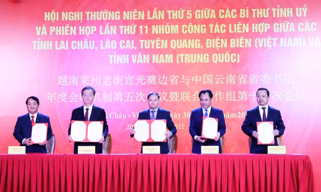 Bí thư Tỉnh ủy 5 tỉnh đã ký Biên bản Hội nghị thường niên lần thứ 5 giữa Bí thư Tỉnh ủy các tỉnh: Lai Châu, Lào Cai, Hà Giang, Điện Biên (Việt Nam) và Bí thư Tỉnh ủy Vân Nam (Trung Quốc). Ảnh: Tuấn Hùng.
