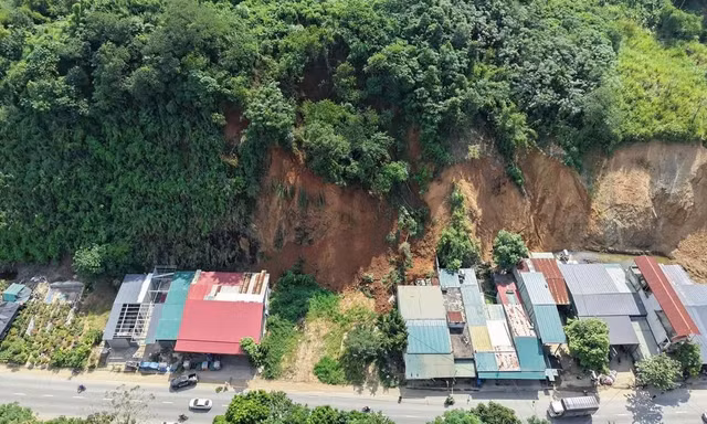 Xuất hiện vết sạt lớn ở Lào Cai, di dời dân khỏi vùng nguy hiểm