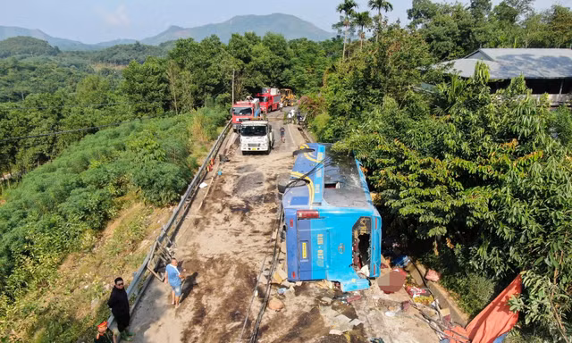 Vụ lật xe khách ở Lào Cai: Số người thương vong tăng lên 23