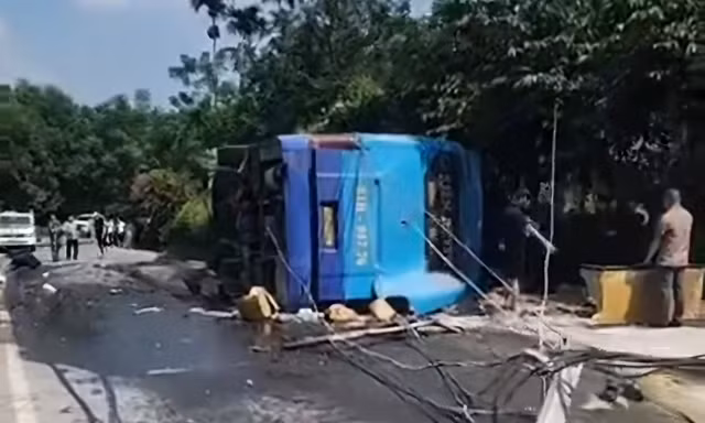 Lật xe khách ở Lào Cai, 9 người thương vong