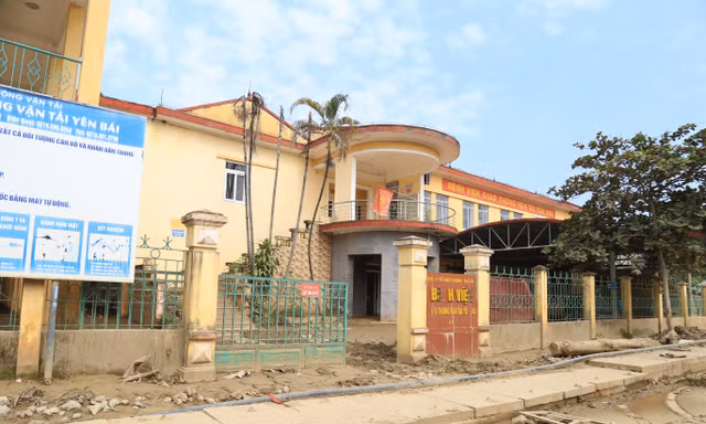 Mới nhất, ngày 16/10, Cục Y tế GTVT đã có văn bản, ghi nhận ý kiến của tập thể cán bộ, viên chức và người lao động Bệnh viện GTVT Yên Bái. Cục sẽ tổng hợp, báo cáo và kiến nghị Bộ Xây dựng đề nghị UBND tỉnh Lào Cai sớm chỉ đạo các sở, ngành liên quan phối hợp với Cục Y tế để thực hiện việc tiếp nhận bệnh viện theo đúng tinh thần “bàn giao nguyên trạng” mà Thủ tướng Chính phủ đã phê duyệt; đồng thời kiến nghị Bộ Xây dựng báo cáo cấp có thẩm quyền xem xét, hỗ trợ kinh phí cho bệnh viện theo quy định.