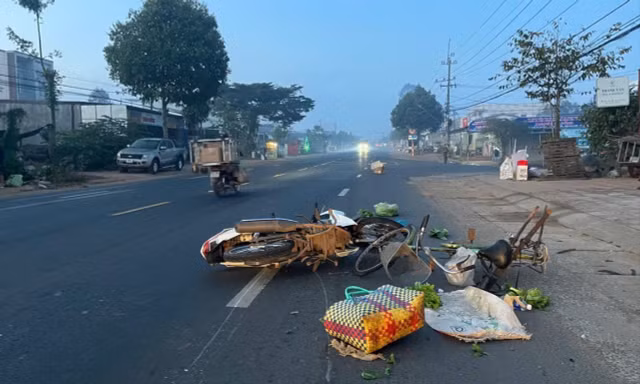 Va chạm với xe máy, một phụ nữ bán rau tử vong