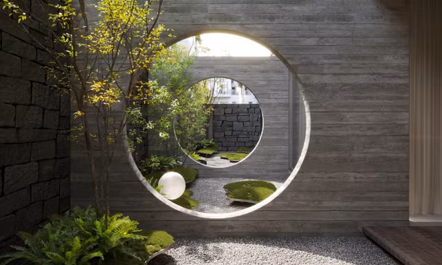 Thiết kế sân vườn villa thú vị với cổng vòm và cây xanh lơ lửng 