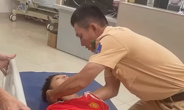 Cháu bé được đưa thẳng vào phòng cấp cứu.