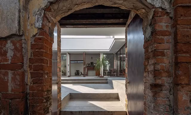 Ngôi nhà với chiếc cổng đặc biệt ở làng Ngọc Hồi