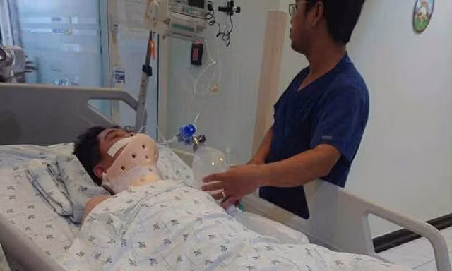 Hiện em H. đang cấp cứu tại Bệnh viện Nhi đồng TP.HCM.