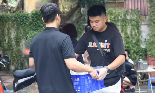 Hàng trăm suất cơm chống lũ, vượt lũ đến với đồng bào khó khăn