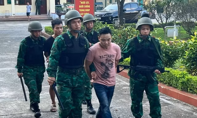Lực lượng Biên phòng Lào Cai áp giải các đối tượng phạm tội đưa người nhập cảnh trái phép. Ảnh: Trung Dũng.