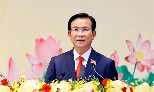 Ông Hồ Văn Mười - Phó Bí thư Tỉnh uỷ, Chủ tịch UBND tỉnh Lâm Đồng trình bày Báo cáo chính trị.