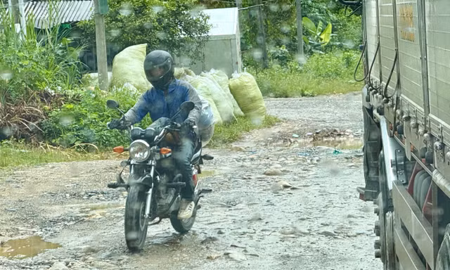 Kết cầu đường bị hư hỏng nặng, gây khó khăn cho việc di chuyển, đặc biệt khi trời mưa.