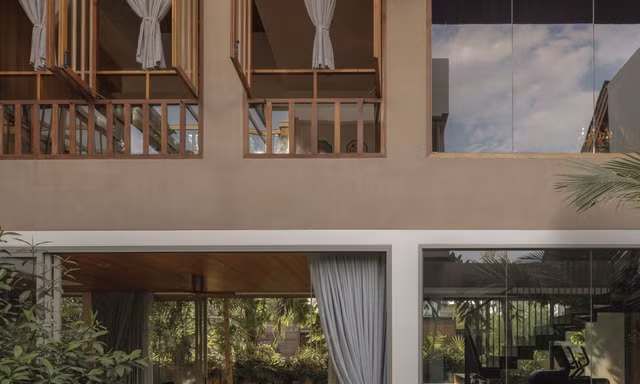 Nhà 2 tầng bằng gỗ và kính tổ chức không gian quanh hồ nước