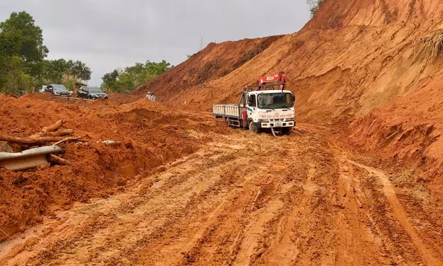 Sạt lở đèo Gia Bắc chia cắt giao thông quốc lộ 28