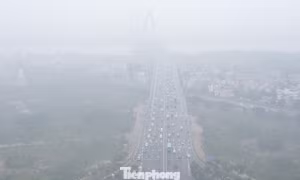 Hà Nội sương giăng kín lối, xe ôtô bật đèn giữa ban ngày