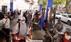 Hà Nội: Dòng người xếp hàng đổ xăng E10 
