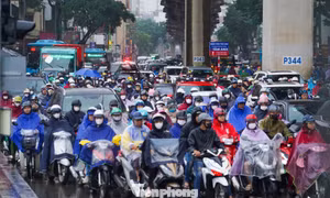 Mưa phùn và sương mù bao phủ, nhiều tuyến phố Hà Nội ùn tắc từ sáng đến trưa