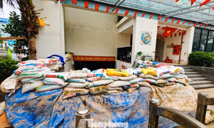 Ám ảnh ngập lụt liên tiếp, người Hà Nội dựng vách ngăn, đắp đập chắn nước