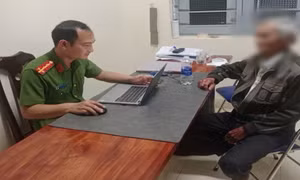 Lực lượng Công an mời làm việc đối với trường hợp L.V.T. (sinh năm 1960), trú phường Cư Bao. Ảnh: CAT Đắk Lắk