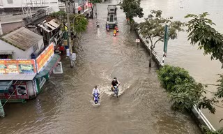 Đường Trần Xuân Soạn (phường Tân Thuận, TPHCM) ngập sâu do triều cường. Ảnh: Hữu Huy