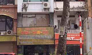 Bệnh nhân tới thăm khám, điều trị tại một phòng khám Nha khoa A trên đường Ngọc Trì, Hà Nội 
