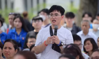 Thí sinh đặt câu hỏi với đại diện trường đại học về thông tin tuyển sinh Ảnh: NAM TRẦN 