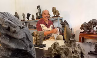Ông Phan Khôi lau chùi, nâng niu bộ sưu tập đáẢnh: Nguyễn Thành
