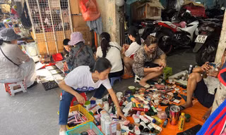 Những quầy hàng mỹ phẩm trên bạt nhựa bày bán đủ các loại mỹ phẩm “hiệu” giá bèo. Ảnh: U.P