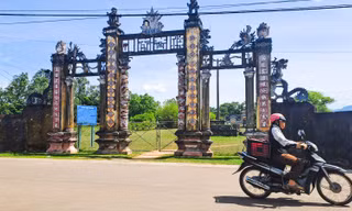 Dấu tích kinh thành xưa. Ảnh: Trương Định