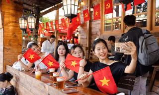 Bạn trẻ check-in ở quán cà phê đua trend yêu nước Ảnh: Trọng Tài 