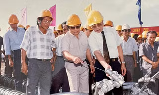 Thủ tướng Võ Văn Kiệt thị sát công trường thi công đường dây 500kV Bắc Nam mạch 1Ảnh: Tư liệu EVN 