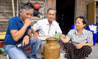 Anh em ông Sách - bà H'Yim chụp ảnh với ông Nguyễn Quang Tuệ (bìa trái) 
