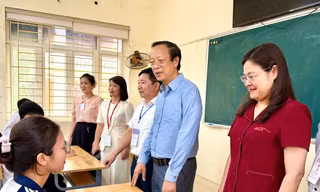 Thứ trưởng Bộ GD&ĐT Phạm Ngọc Thưởng chia sẻ, động viên thí sinh tại điểm thi Trường THPT A Thanh Liêm, Ninh Bình, ngày 10/6/2026
