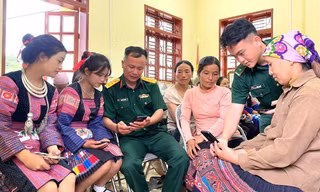 Cán bộ Đồn Biên phòng Chiềng On và bộ đội địa phương hướng dẫn bà con làm quen với những tiện ích số phục vụ cuộc sống