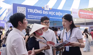 Năm nay, nhiều thí sinh, phụ huynh bối rối trước thông tin quy đổi điểm thi. Ảnh: NHƯ Ý